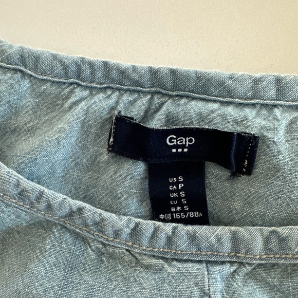 GAP Chambray split back sleeveless shirt! S - Picture 3 of 6